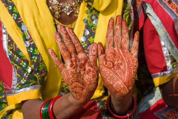 Henna på händerna på bruden från Indien — Stockfoto