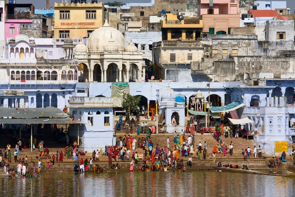 Pushkar, india - 18 november: mensen op ritueel wassen in het heilige meer op november 18,2012 in pushkar, india. een ritueel bad in het meer wordt gezien tot zaligheid leiden. — Stockfoto