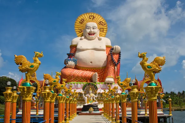 Leende buddha av rikedom staty på koh samui, thailand — Stockfoto