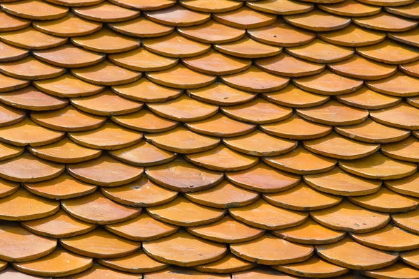 Telhas do telhado laranja do templo tailandês — Fotografia de Stock