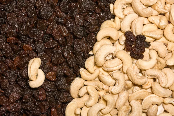 Cashewnötter och svarta russin — Stockfoto