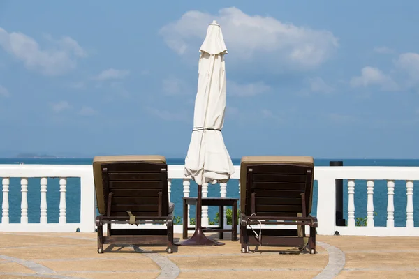 Chaise lounges by the sea in Thailand — Stock Photo, Image