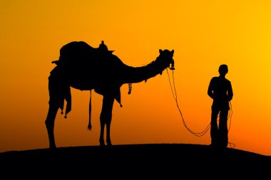 bir adam ve çöl jaisalmer - Hindistan günbatımında deve silüeti