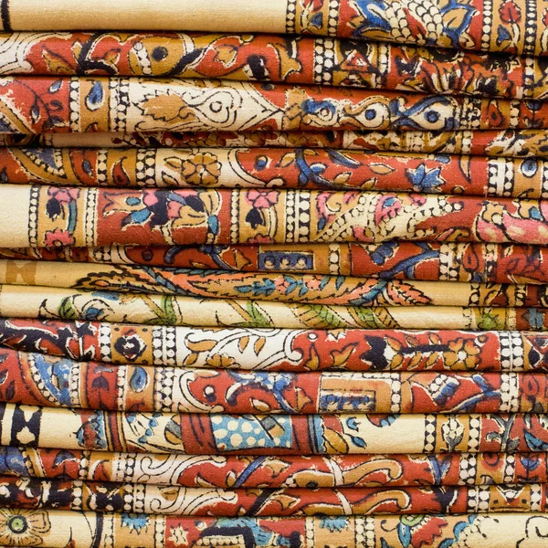 Haldy tkanina tkaniny na místním trhu v Indii. — Stock fotografie