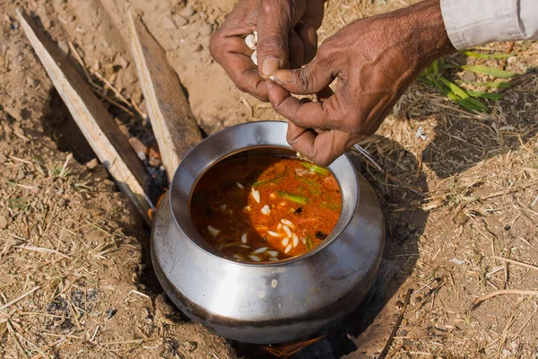 Topf mit Essen in Flammen — Stockfoto