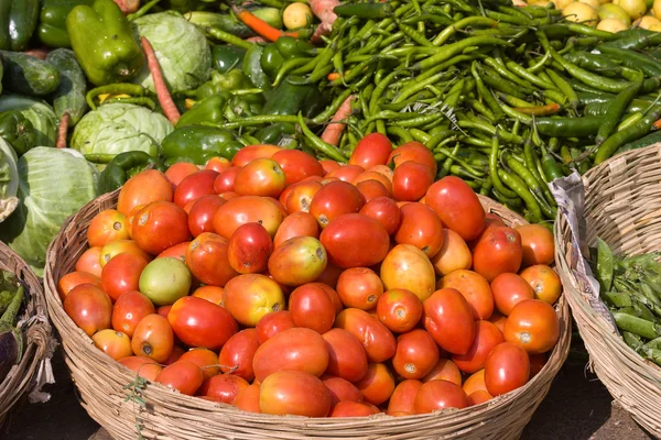 Muchas verduras ecológicas diferentes en el mercado en la India — Foto de Stock