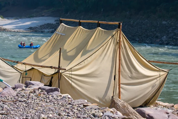 Camp am Ufer des Ganges River. Indien. — Stockfoto