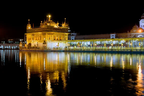 Amritsar, india - 17 oktober: sikh pelgrims in de gouden tempel in amritsar, punjab, india tijdens feestdag in 17 oktober 2012. Harmandir sahib is de heiligste pilgrim-site voor de sikhs. — Stockfoto