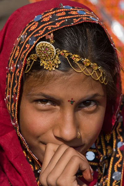 PUSHKAR, INDIA - 21 NOVEMBRE: Una ragazza non identificata partecipa alla fiera di Pushkar il 21 novembre 2012 a Pushkar, Rajasthan, India. Pellegrini e commercianti di cammelli affollano la città santa per la fiera annuale . — Foto Stock