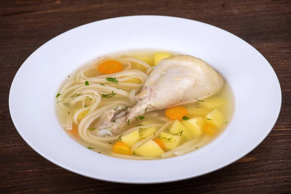 Курячий суп з локшиною та овочами — стокове фото