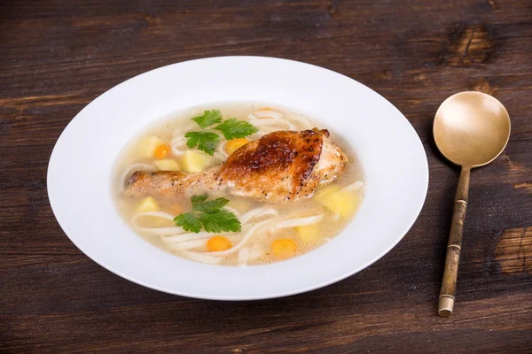 Sopa de frango com macarrão e legumes — Fotografia de Stock