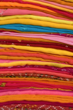 Yerel bir pazarda Hindistan kumaş kumaş yığını.