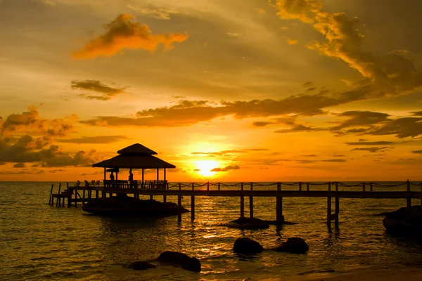 Západ slunce nad pláží, ostrov koh kood, Thajsko. — Stock fotografie