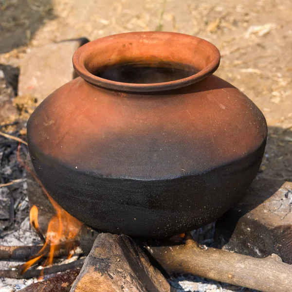 Tontopf mit Essen in Flammen, Indien — Stockfoto