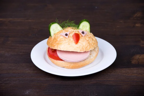 Kul mat för barn - hamburger ser ut som en rolig munkorg — Stockfoto