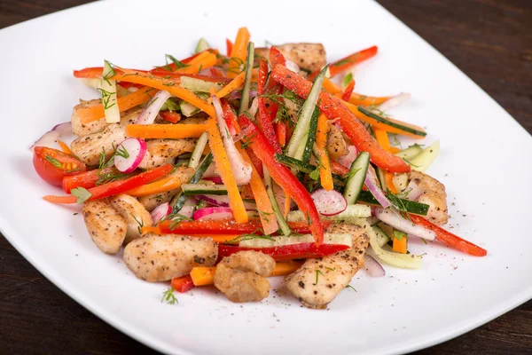 Gemüsesalat mit Hühnchen — Stockfoto