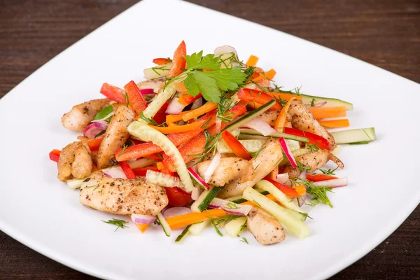 Gemüsesalat mit Hühnchen — Stockfoto