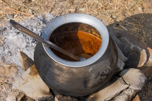 Pentola di metallo con cibo in fiamme, India — Foto Stock