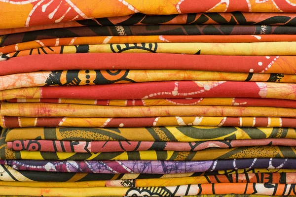 Kupie tkaniny tkaniny na lokalnym rynku w Indiach. z bliska . — Zdjęcie stockowe
