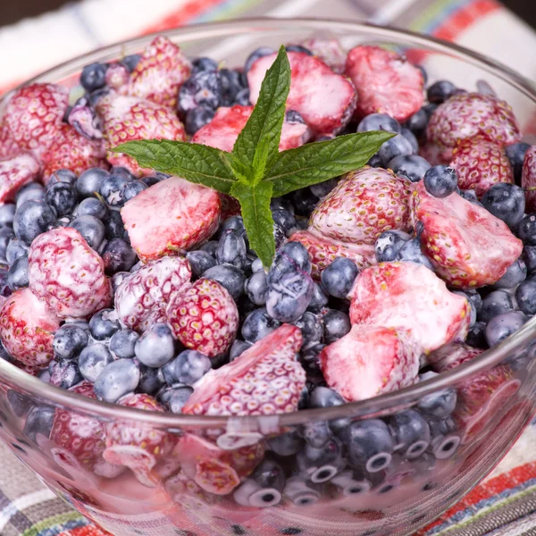 Strawberries and blueberries — Stock Photo, Image