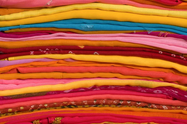 Hoop doek stoffen op een lokale markt in india. — Stockfoto