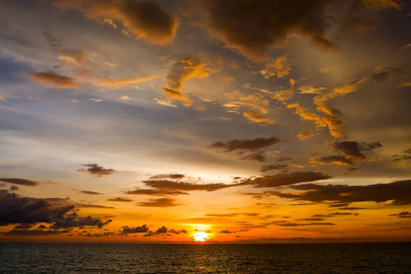 Hermosa puesta de sol en la playa de Tailandia . —  Fotos de Stock