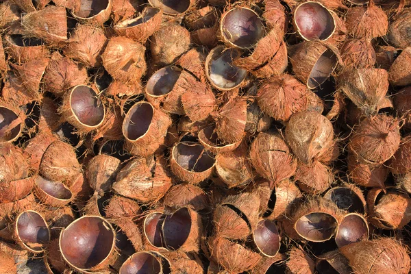 Stapel van afgedankte kokos kaf in thailand — Stockfoto