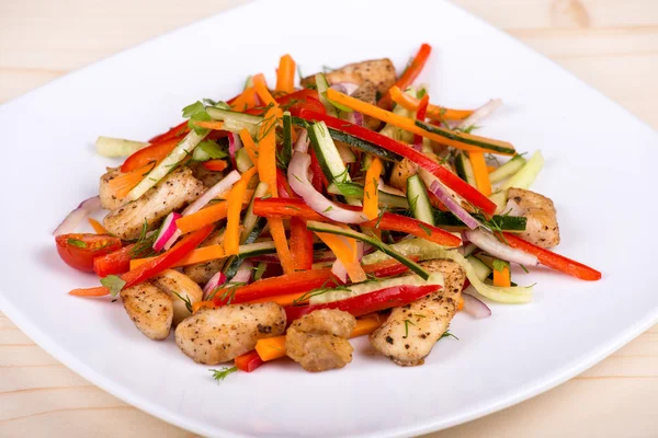 Ensalada de verduras con pollo — Foto de Stock