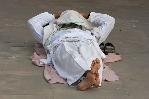 赫尔德瓦尔，印度 — — 11 月 8 日： 不明身份的流浪汉在赫尔德瓦尔，印度恒河附近人行道上睡在 2012 年 11 月 8 日。印度穷人涌向赫尔德瓦尔为慈善事业. — 图库照片