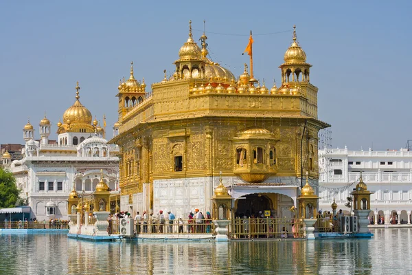 AMRITSAR, INDIA - OCTOBER 19: Sikh pilgrims in the Golden Temple during celebration day in October 19, 2012 in Amritsar, Punjab, India. Harmandir Sahib is the holiest pilgrim site for the Sikhs. — Stock Photo, Image