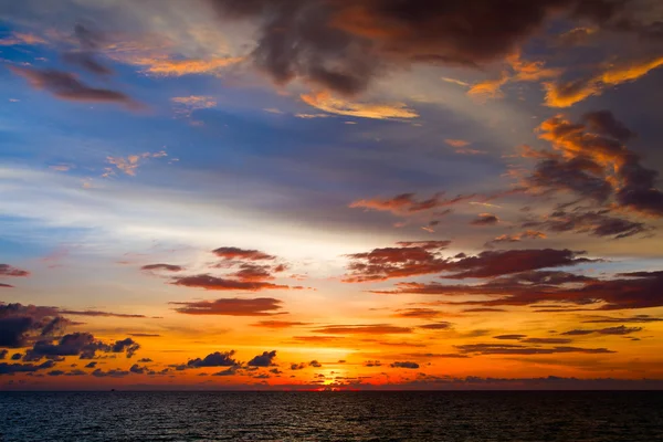 Belo pôr do sol na praia na Tailândia . — Fotografia de Stock