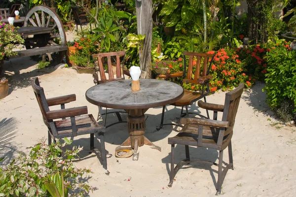 Tafel en stoelen in lege café. Thailand. — Stockfoto