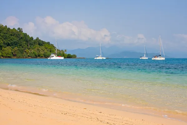 Bella spiaggia e mare tropicale, Thailandia . — Foto Stock