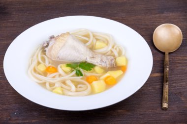 tavuk çorbası erişte ve sebze ile