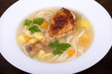 tavuk çorbası erişte ve sebze ile