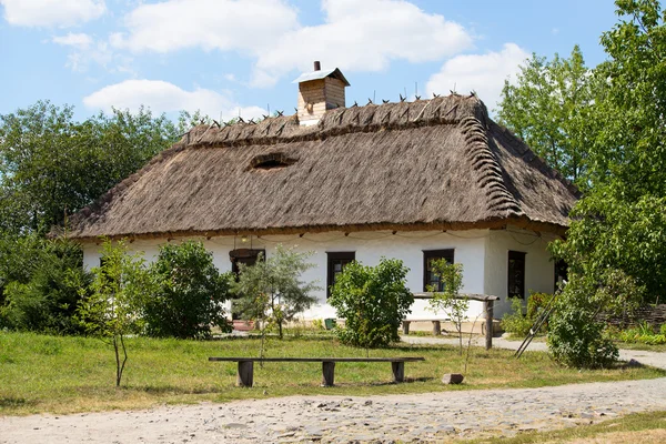 Houten huizen genomen in park in de zomer in pirogovo museum, kiev, Oekraïne — Stockfoto