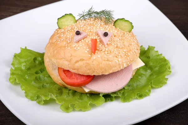 Fun food for kids - hamburger looks like a funny muzzle — Stock Photo, Image