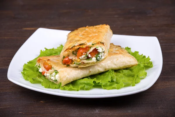 Pão Pita embrulhado com queijo cottage e legumes — Fotografia de Stock