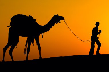 bir adam ve çöl jaisalmer - Hindistan günbatımında deve silüeti