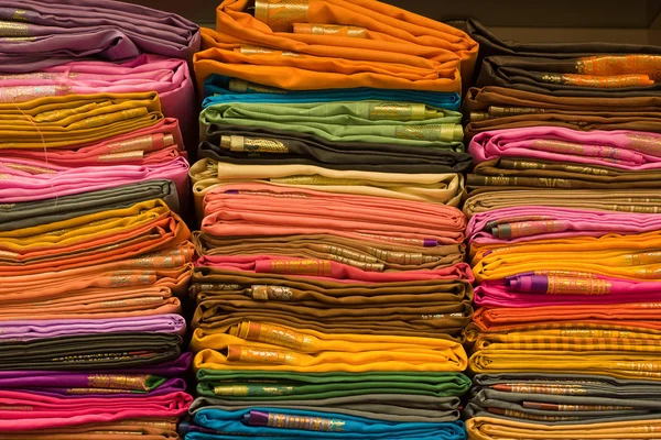 Heap de tecidos em um mercado local na Índia. Fechar  . — Fotografia de Stock
