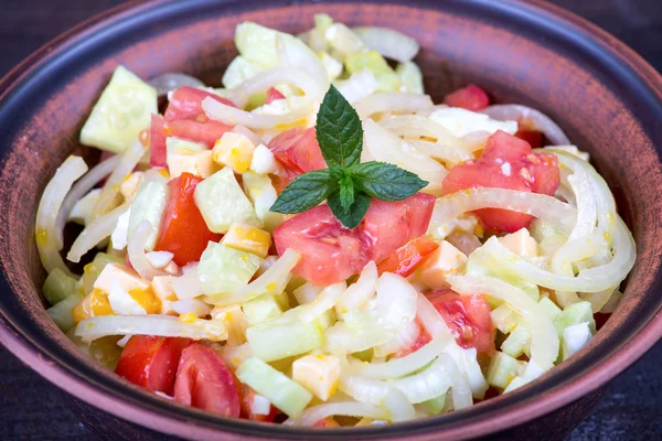 Salade de légumes frais sur assiette — Photo