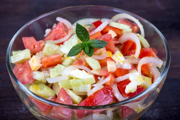 Ensalada de verduras frescas en el plato — Foto de Stock