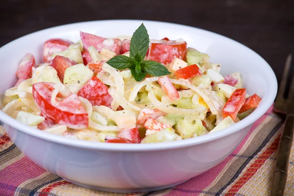 Salada vegetal fresca em chapa — Fotografia de Stock