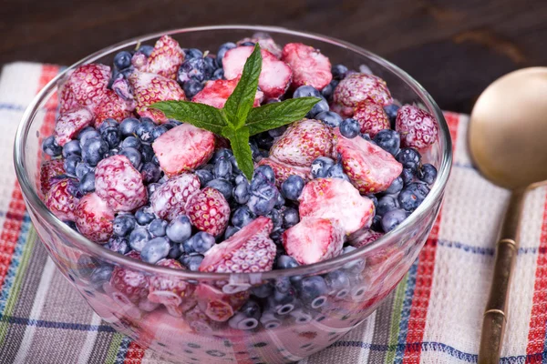 Strawberries and blueberries — Stock Photo, Image