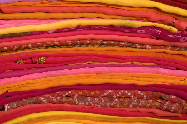 Alça de tecidos em um mercado local na Índia . — Fotografia de Stock