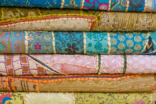 Heap of cloth fabrics at a local market in India. — Stock Photo, Image