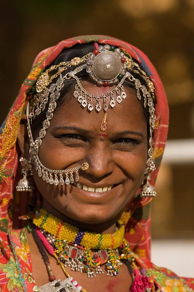 Портрет индийской женщины-раджастхани — стоковое фото