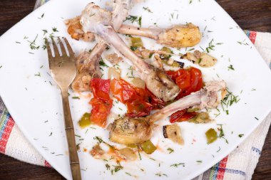 kemirilmiş tavuk kemiklerinden