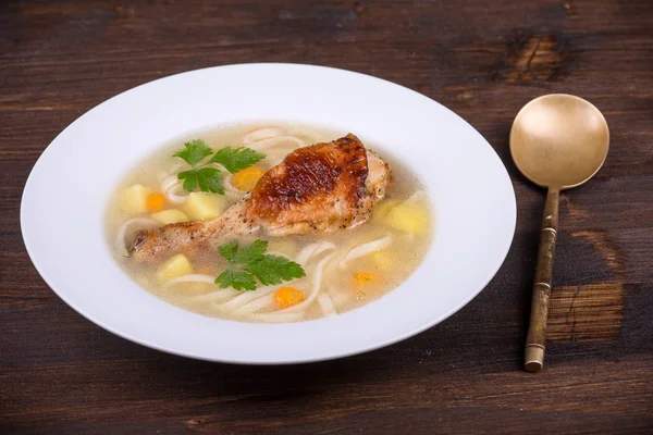 국수와 야채 치킨 수프 — 스톡 사진