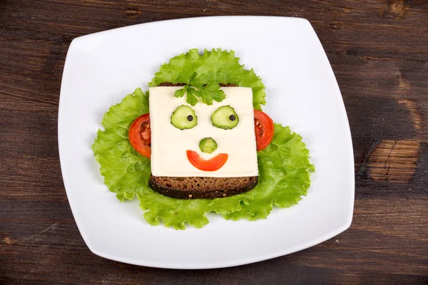 Fun Food für Kinder - Gesicht auf Brot — Stockfoto